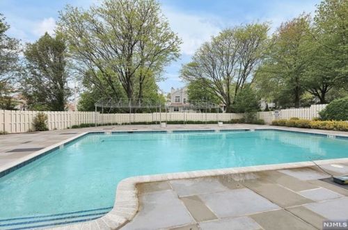 16 Hedgerow Dr, Englewood NJ  07631-5036 exterior