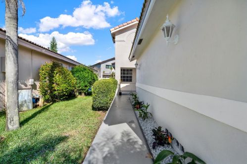 555 177th Ave, Hollywood FL  33029-4004 exterior