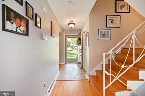 210 Wayne Dr, Riverton NJ  08077-3843 exterior