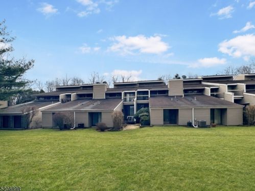 7 Hillside Ct, Clinton NJ  08809-1136 exterior