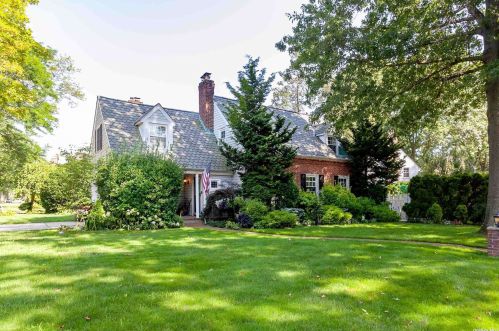 27 Revere Dr, Floral Park, NY 11001-2814