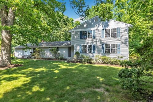 26 Harvest Hill Dr, Bridgeport, CT 06611-3939