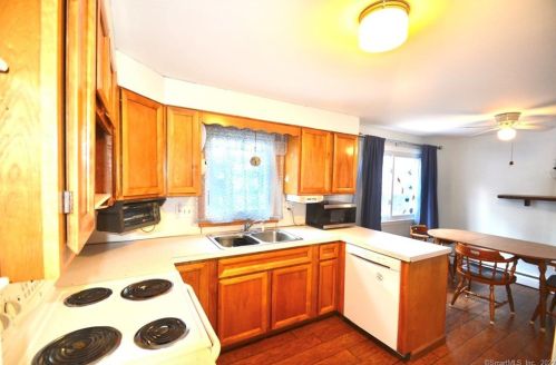 27 Hughes Ln, Windsor Locks, CT 06096-1114