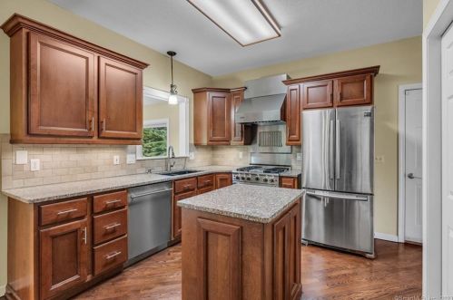 19 Fairlawn Dr, Wallingford CT 06492-2588 exterior