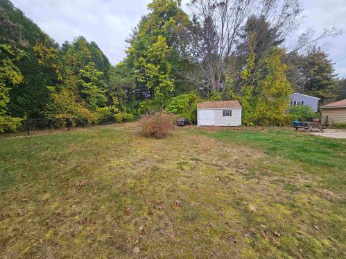 6 Gln Denin Dr, Salem NH  03079-2302 exterior