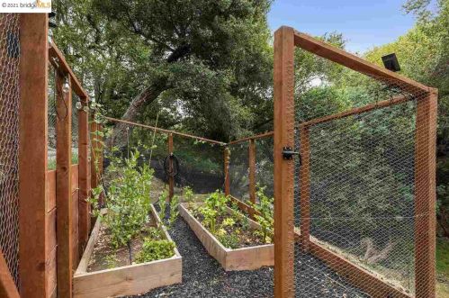 1 Downey Pl, Oakland CA  94610-1809 exterior