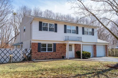 37 Lucille Dr, South Setauket, NY 11720-1022