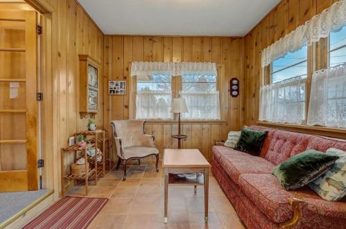 8005 18th Ave, Kenosha, WI 53143-1631