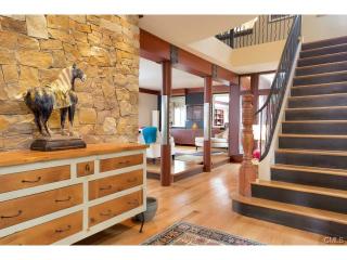 421 Ocean Dr, Stamford, CT 06902-8223