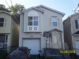 881 Hunterdon St, Newark NJ  07112-2651 exterior