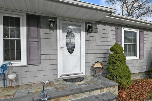 3 Linden Ave, Holtsville, NY 11742-2323
