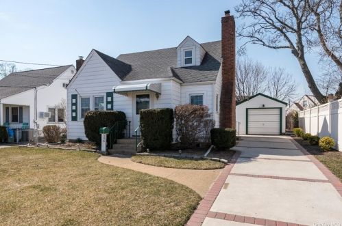 206 Stephen St, North Bellmore, NY 11710-2540