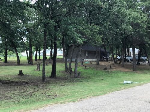 1041 Forest Oaks St, Azle, TX 76020-6209