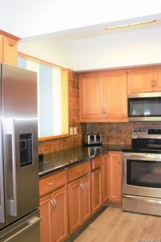 900 Home St, Bronx, NY 10459-1833