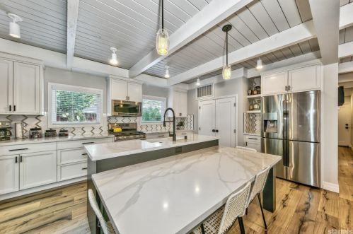 879 Rainbow Dr, South Lake Tahoe, CA 96150-4225