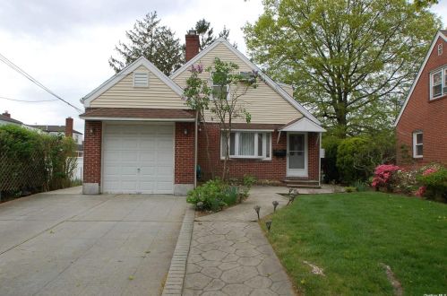607 8th St, New Hyde Park, NY 11040-5517