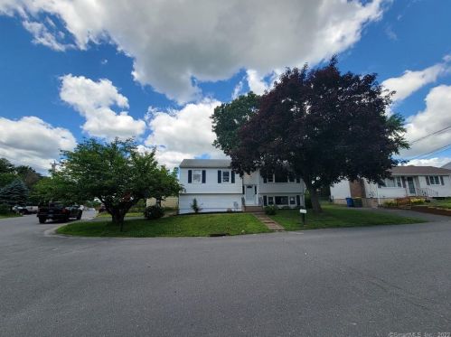 1 Horseshoe Dr, Waterbury, CT 06706-2625