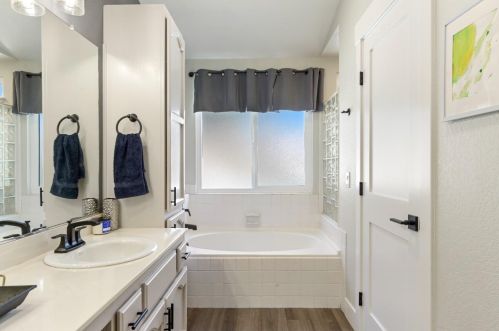 9901 Falcon Meadow Dr, Elk Grove CA 95624-2761 exterior