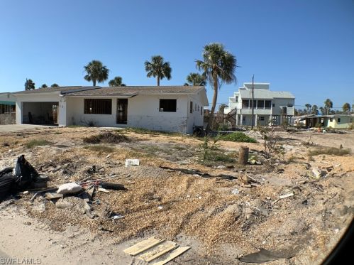 131 Connecticut St, Fort Myers Beach, FL 33931-3701
