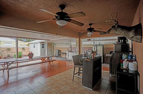 7215 15th Ave, Hialeah FL  33014-3805 exterior