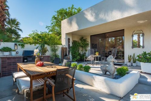 4 Vista Loma Dr, Rancho Mirage CA  92270-2959 exterior