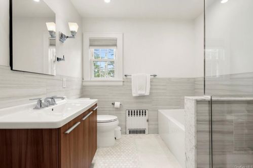 20 Hazelton Dr, White Plains NY  10605-3818 exterior