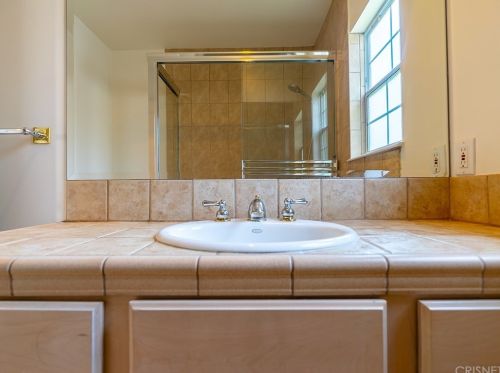 17935 Rosita St, Van Nuys CA 91316-4217 exterior