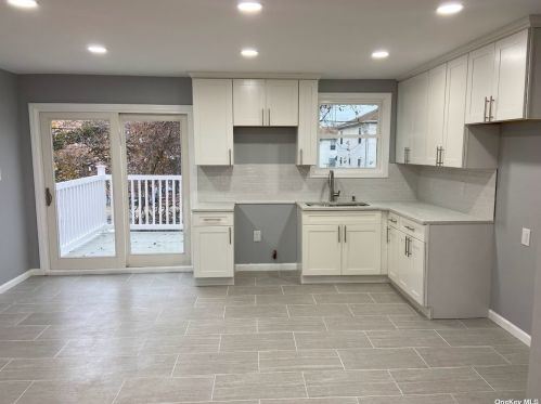 17 Williams Ct, Far Rockaway NY  11691-5161 exterior