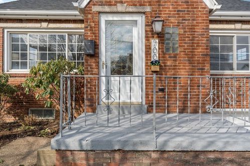 700 Upston St, Mckeesport, PA 15133-4037