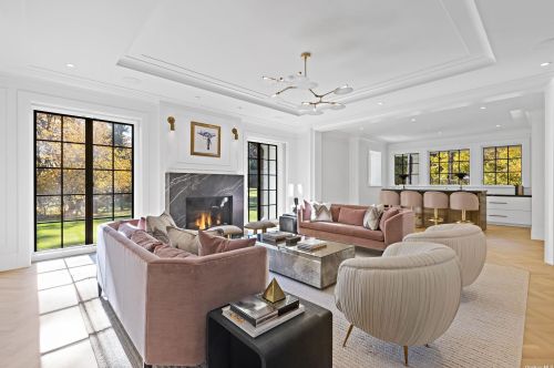 70 Bacon Rd, Westbury NY  11568-1503 exterior