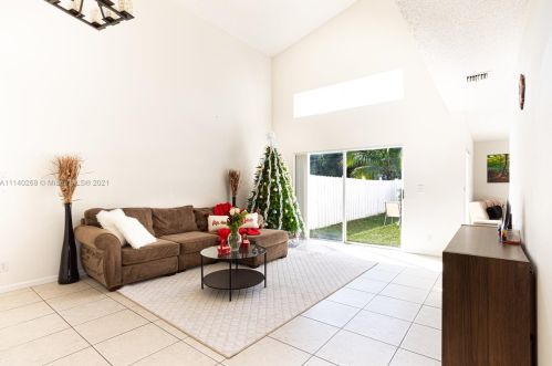 3136 176 Ter, Hollywood FL 33029-5556 exterior