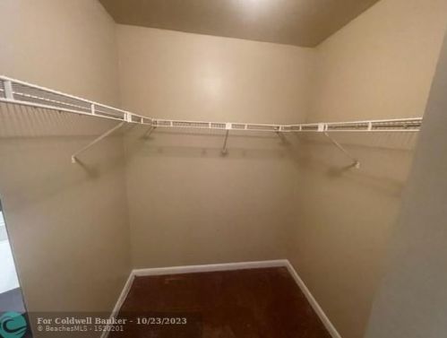 6245 175th Ter, Hialeah FL  33015-4438 exterior