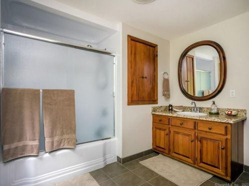 28 Garnet Rd, Roxbury CT  06783-2033 exterior