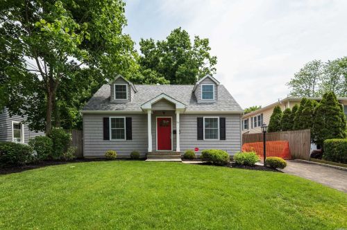 34 7th Ave, Huntington Station, NY 11746-2209