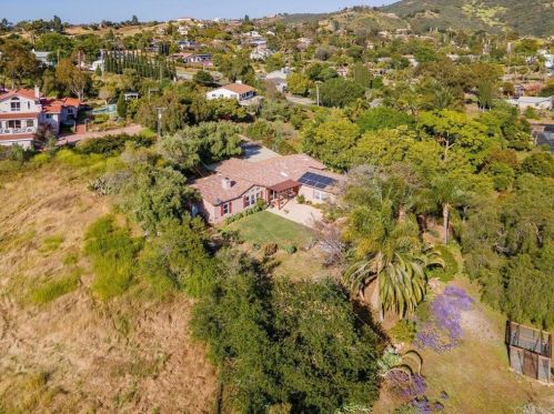 1992 Warmlands Ave, Vista CA  92084-3332 exterior