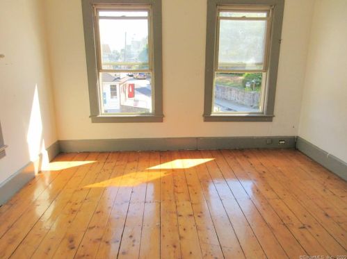 13 Manwaring St, United States Coast Guard Ac CT  06320-5619 exterior