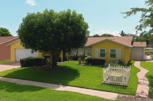 3844 Beresford Rd, West Palm Beach, FL 33417-1112