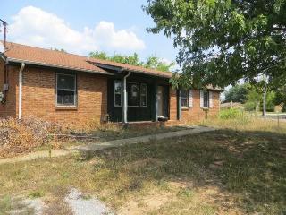 1311 Courtney Dr, Clarksville, TN 37042-3447