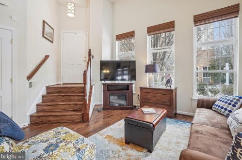 7204 Little Thames Dr, Gainesville, VA 20155-4021