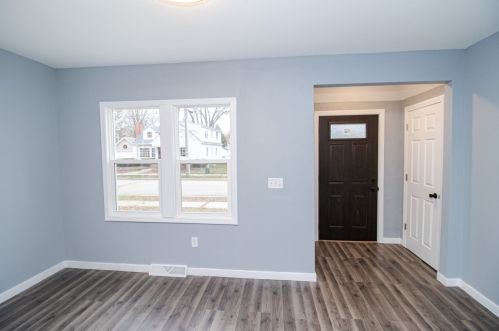 309 Maple St, Oconomowoc, WI 53066-3522