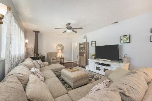 233 Oak Rd, Gibsonia, PA 15044-7960