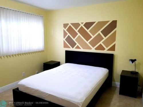 1825 17th Ct, Hollywood FL 33020-2821 exterior