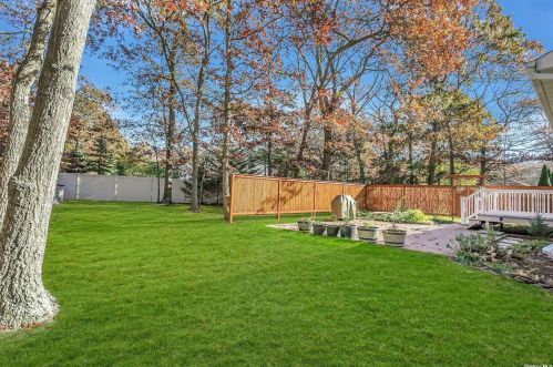 27 Pin Oak Path, East Quogue NY  11942-4641 exterior