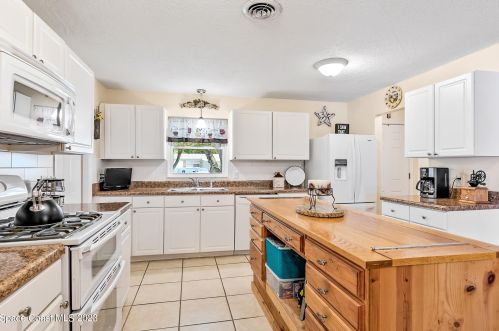 2002 Ivy Dr, Cocoa FL 32922-5439 exterior