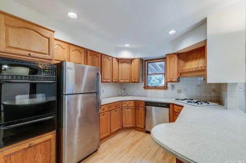 71 Ellen St, Bethpage NY  11714-2924 exterior