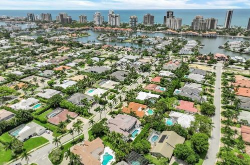 569 Neapolitan Way, Naples FL 34103-8568 exterior