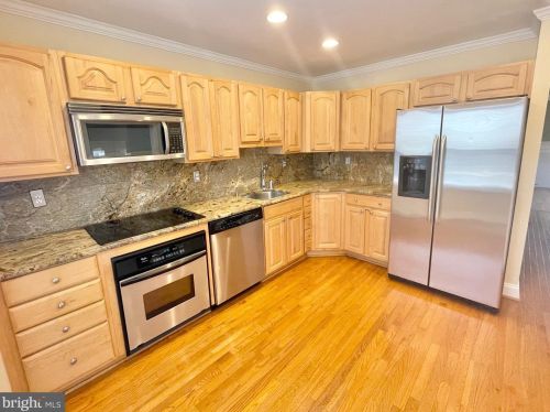 6755 Cardinal Woods Ct, Lorton VA  22079-1356 exterior