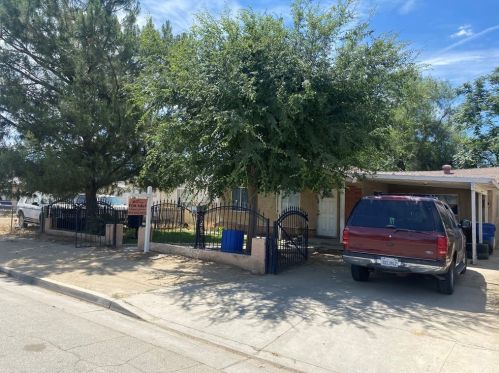 8225 Montal St, Lamont, CA 93241-1135
