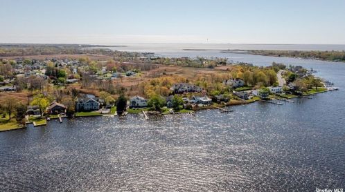 268 Shore Dr, Oakdale, NY 11769-2326