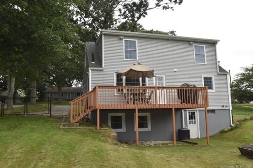 40 Mcintosh Ave, Uncasville, CT 06382-2245